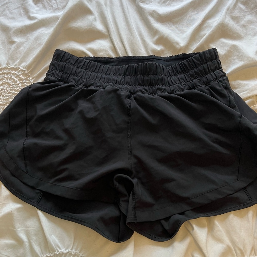 Black Lululemon hotty hot shorts 2.5 in inseam